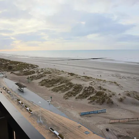 Near Sandy Beaches, Cleaning Included 公寓