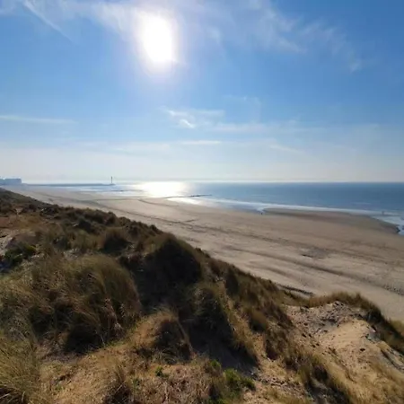 Near Sandy Beaches, Cleaning Included Lägenhet *