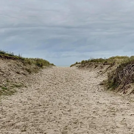 Near Sandy Beaches, Cleaning Included Lägenhet *